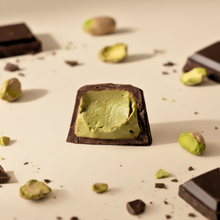 Carregar imagem no visualizador da galeria, P2 Bombons de chocolate 70% cacau recheados com pistachio (80g)