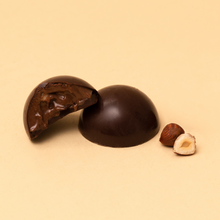 Cargar imagen en el visor de la galería, Bombones H2B de chocolate 70% rellenos de crema de avellanas y cremoso de cacao (81g)
