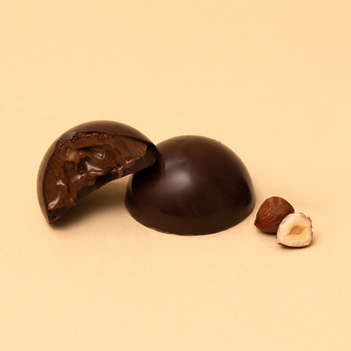 Bombones H2B de chocolate 70% rellenos de crema de avellanas y cremoso de cacao (81g)